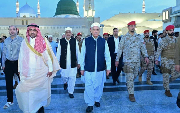 وزیرِ اعظم  کی مدینہ منورہ میں مسجد النبوی میں حاضری ،ملک و قوم کی ترقی سمیت دنیا بھر میں امن و امان کے لیے دعائیں