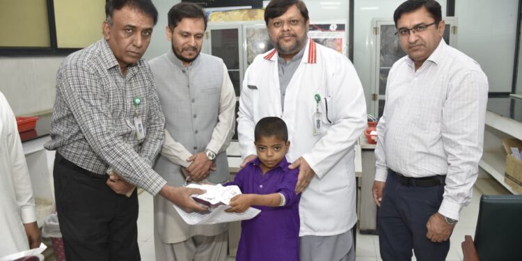 ڈیرہ غازی خان ۔علامہ اقبال ٹیچنگ ہسپتال میں تھیلیسیمیا سے متاثرہ بچوں میں خون کی بوتلیں تقسیم ‘